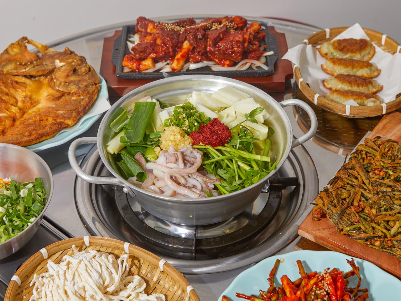 イカとミナリ (セリ) すいとん鍋  ※2人前以上から注文可能