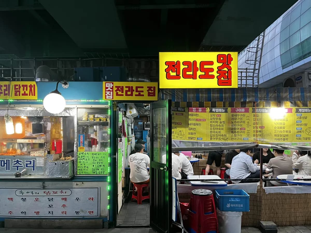 営業時間は、基本的に夕方から深夜まで