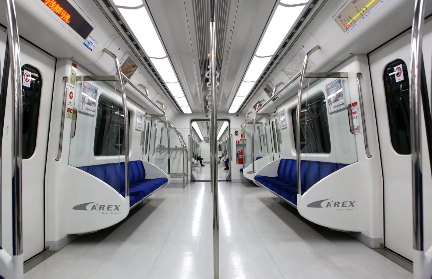 各駅停車の「一般列車」は、青色が目印になります