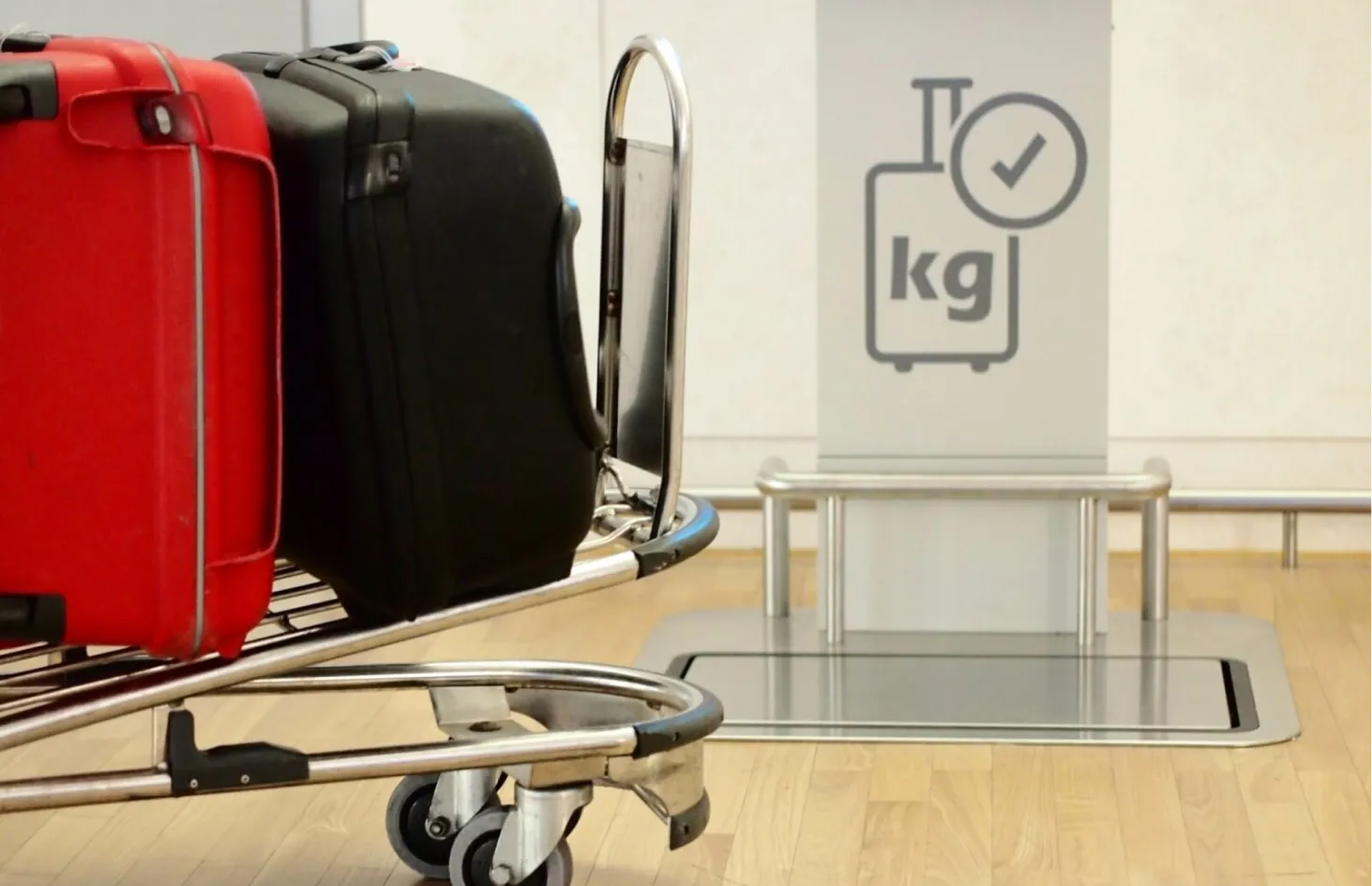 空港には、荷物の重さを測れる計量器が設置されています