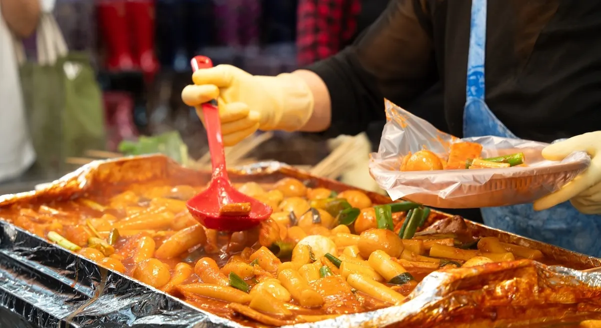 明洞で食べ歩きながらお祭り気分を味わう !