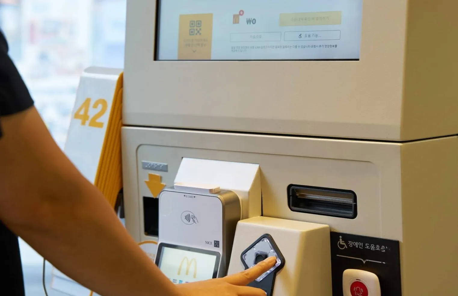 飲食店、カフェ、免税店、タクシー、ショッピングモール、病院など幅広く使える !