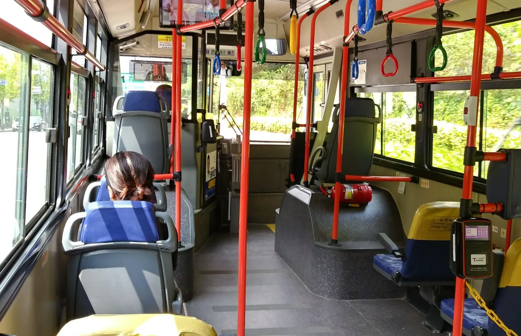 これが一番の最難関 ! 想像以上に揺れるので、すぐ何かに掴まること !