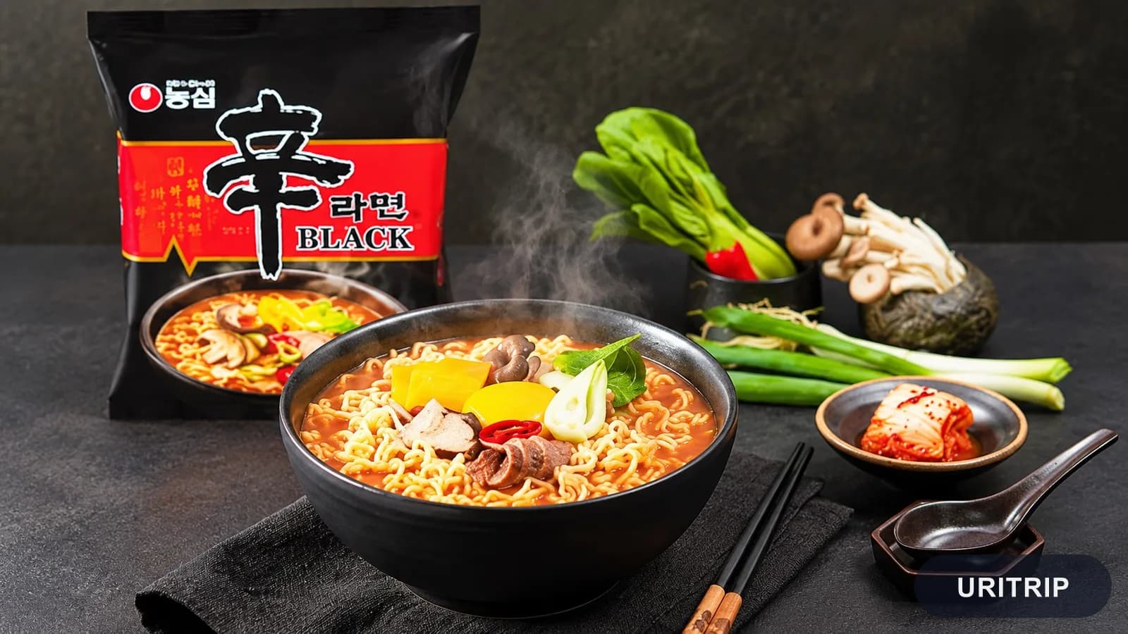 4.ホテルで過ごす夜のごはんに選びたい辛ラーメン ブラック