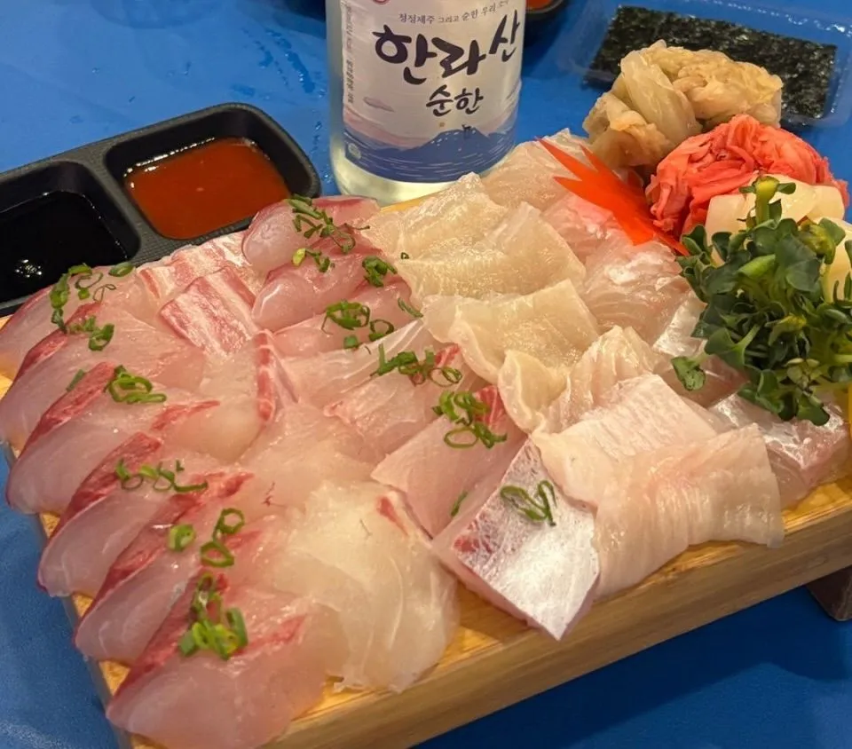 おすすめメニューは「まな板刺身盛り合わせ」