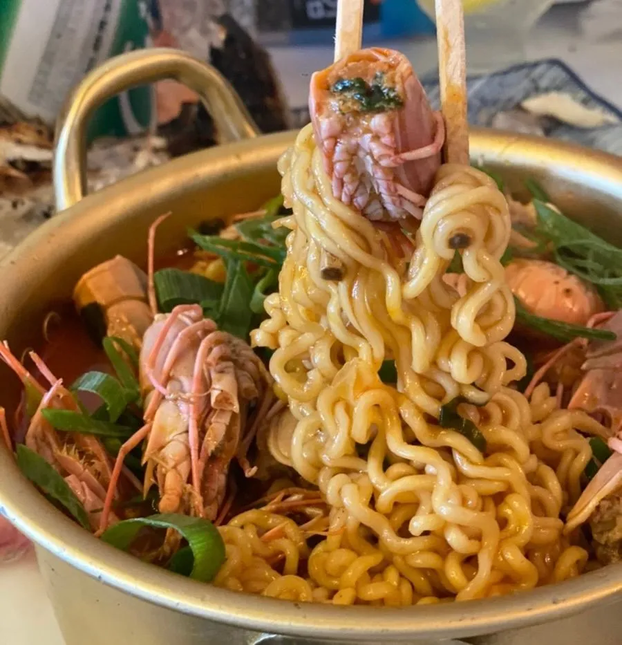 人気サイドメニューといえば「赤エビラーメン」