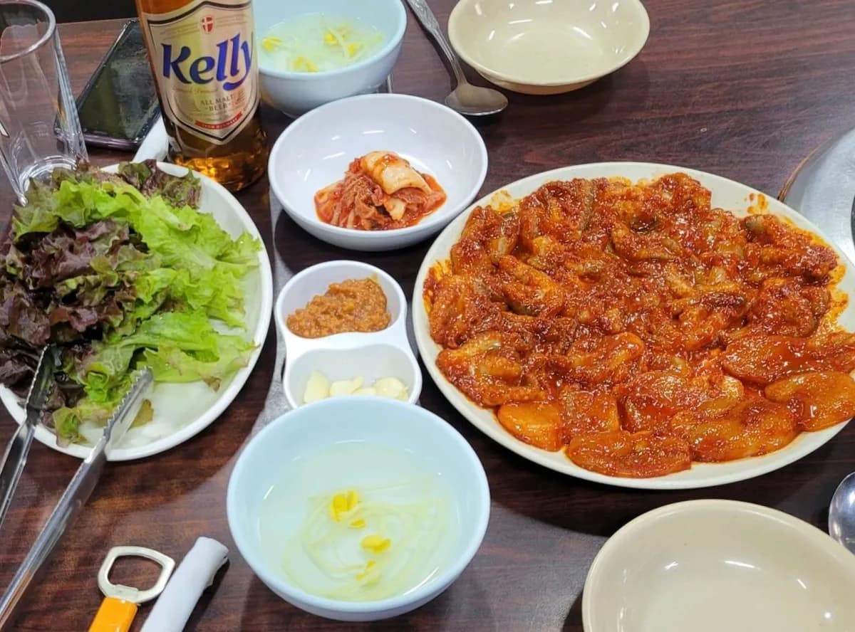 おすすめはタコと貝の盛り合わせ