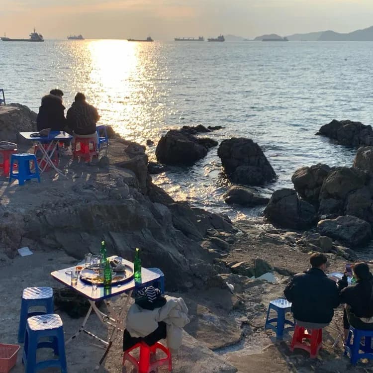 海を眺めながら“昼飲み”を楽しめる場所