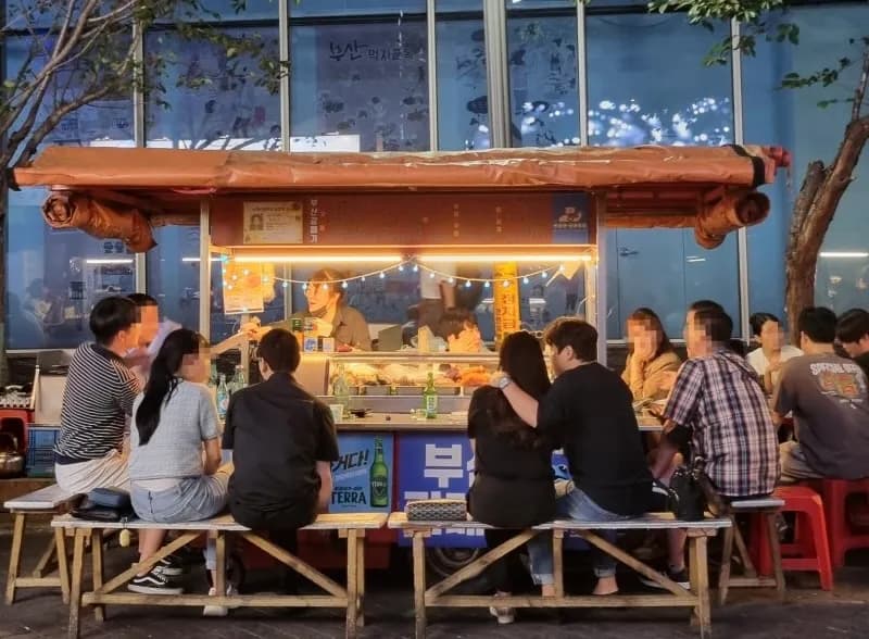 多様な屋台が立ち並ぶエリア