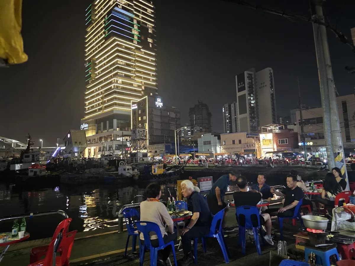 夜に姿を変える特別な屋台街