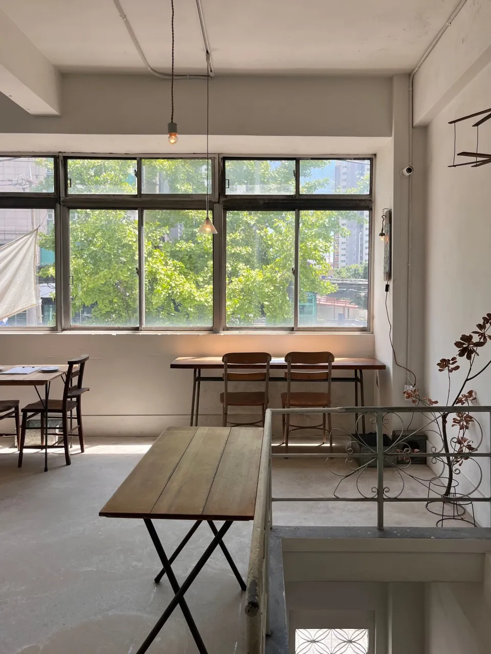 白を基調としたシンプルな店内