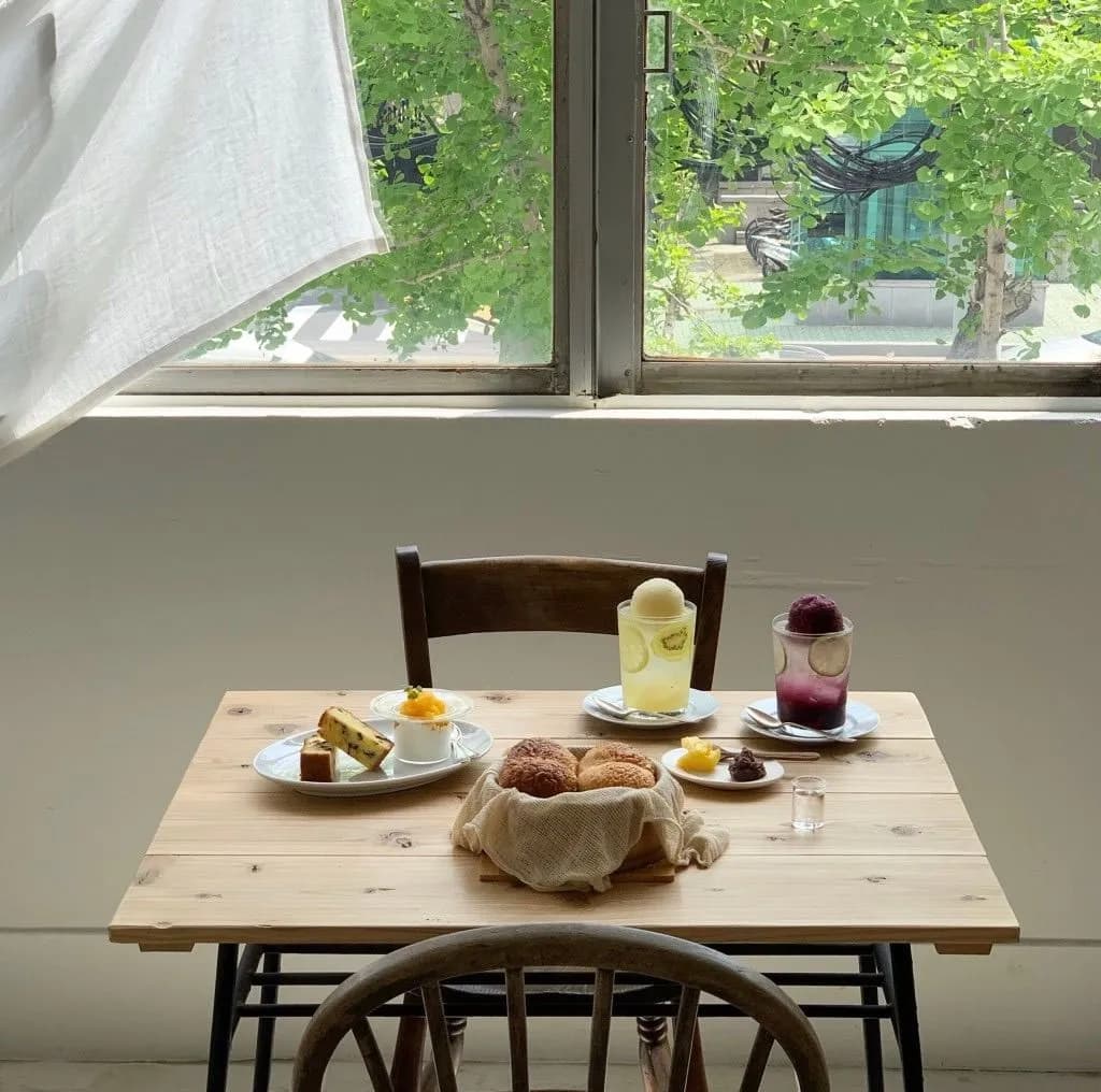 カフェの営業日、予約、変動事項などはすべてインスタグラムで確認