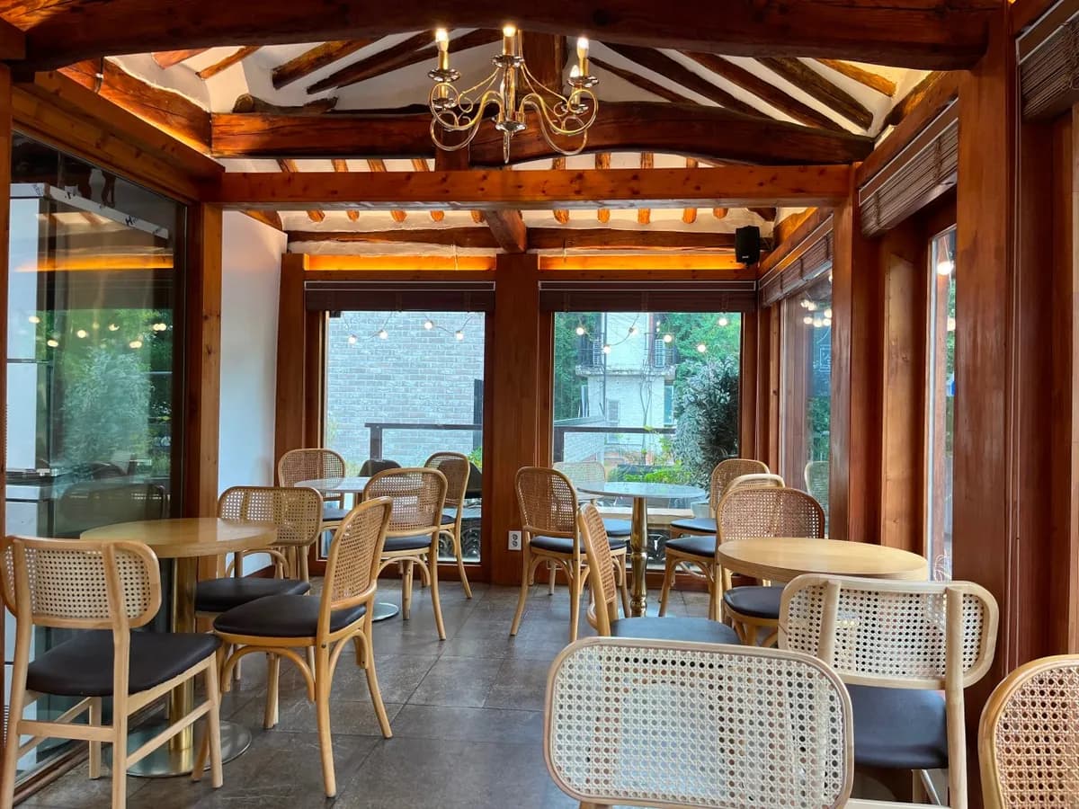 趣ある落ち着いた雰囲気の韓屋カフェ