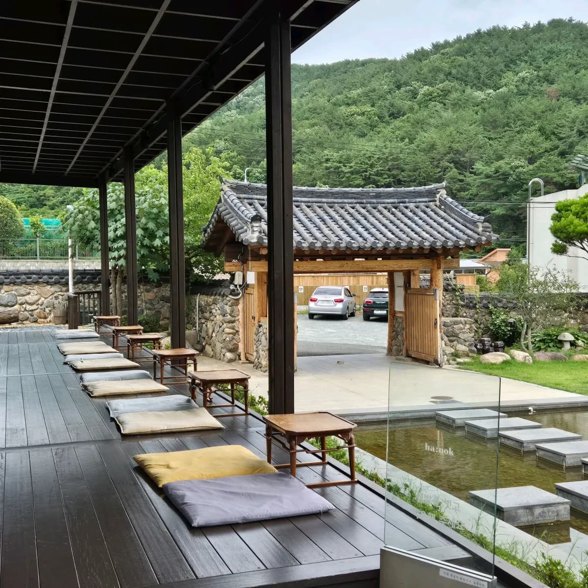 全面がガラス張りになったモダンな韓屋