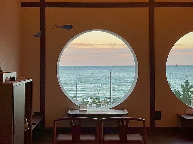 松亭の海と韓屋の魅力を同時に楽しめるカフェ