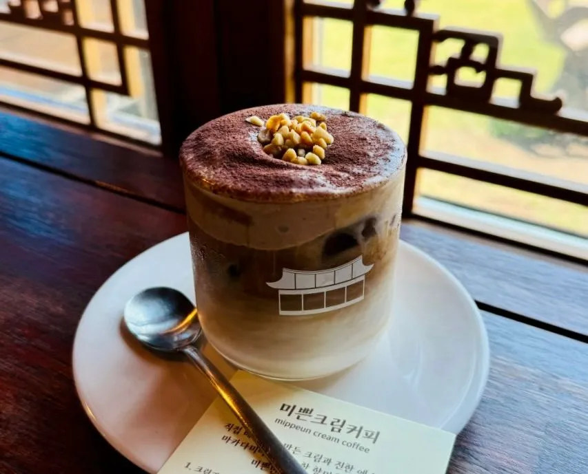 このカフェを代表する人気ドリンク「ミップンクリームコーヒー」