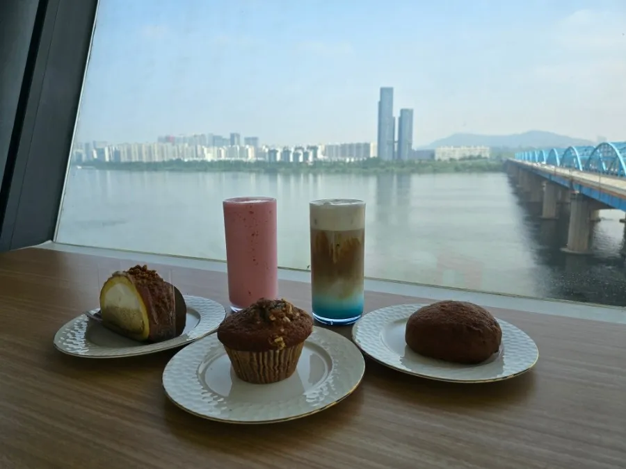 美しい景色を眺めながら素敵なカフェタイムを