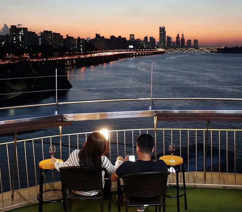 朝、昼、晩と全く異なる表情を見せるカフェ