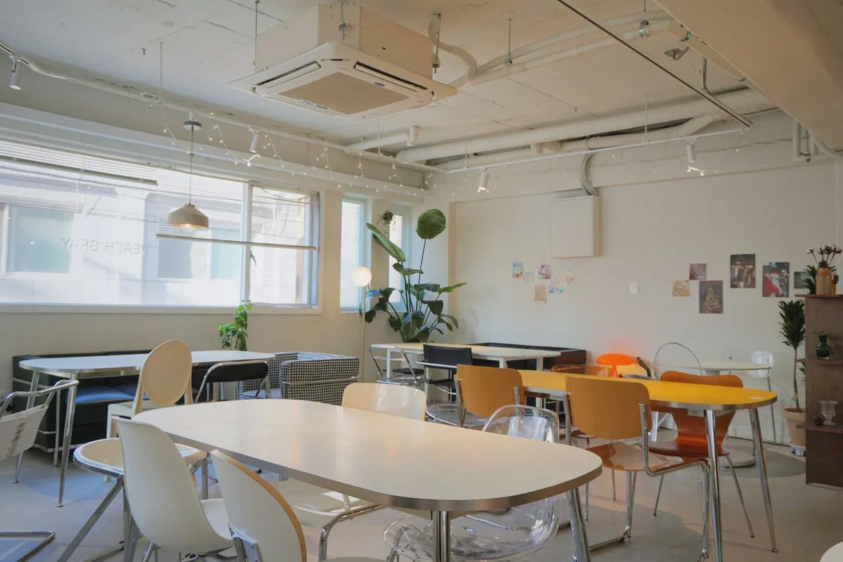 明るく開放的な雰囲気のカフェ