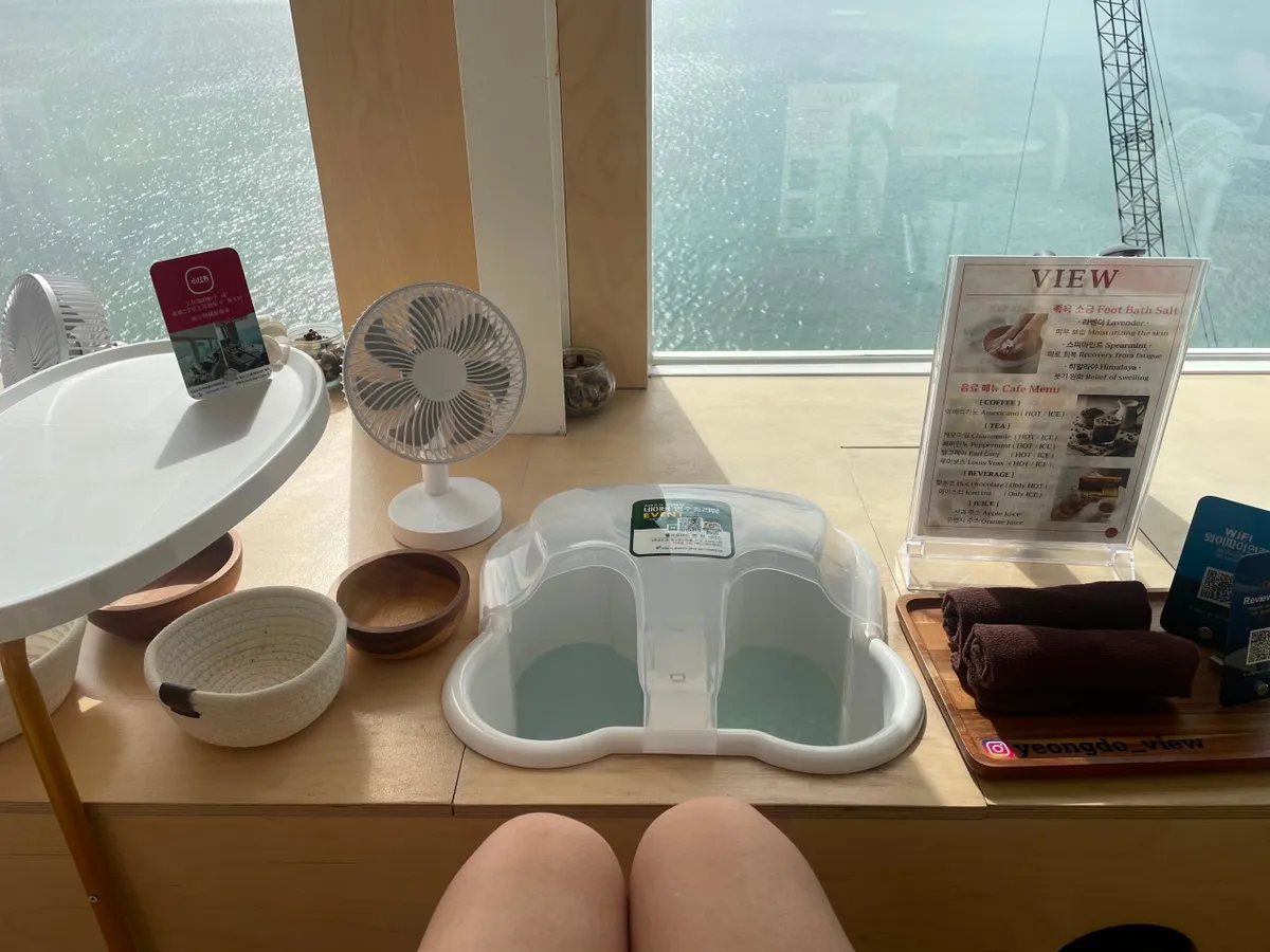 影島のオーシャンビューを眺めながら足湯を楽しむ