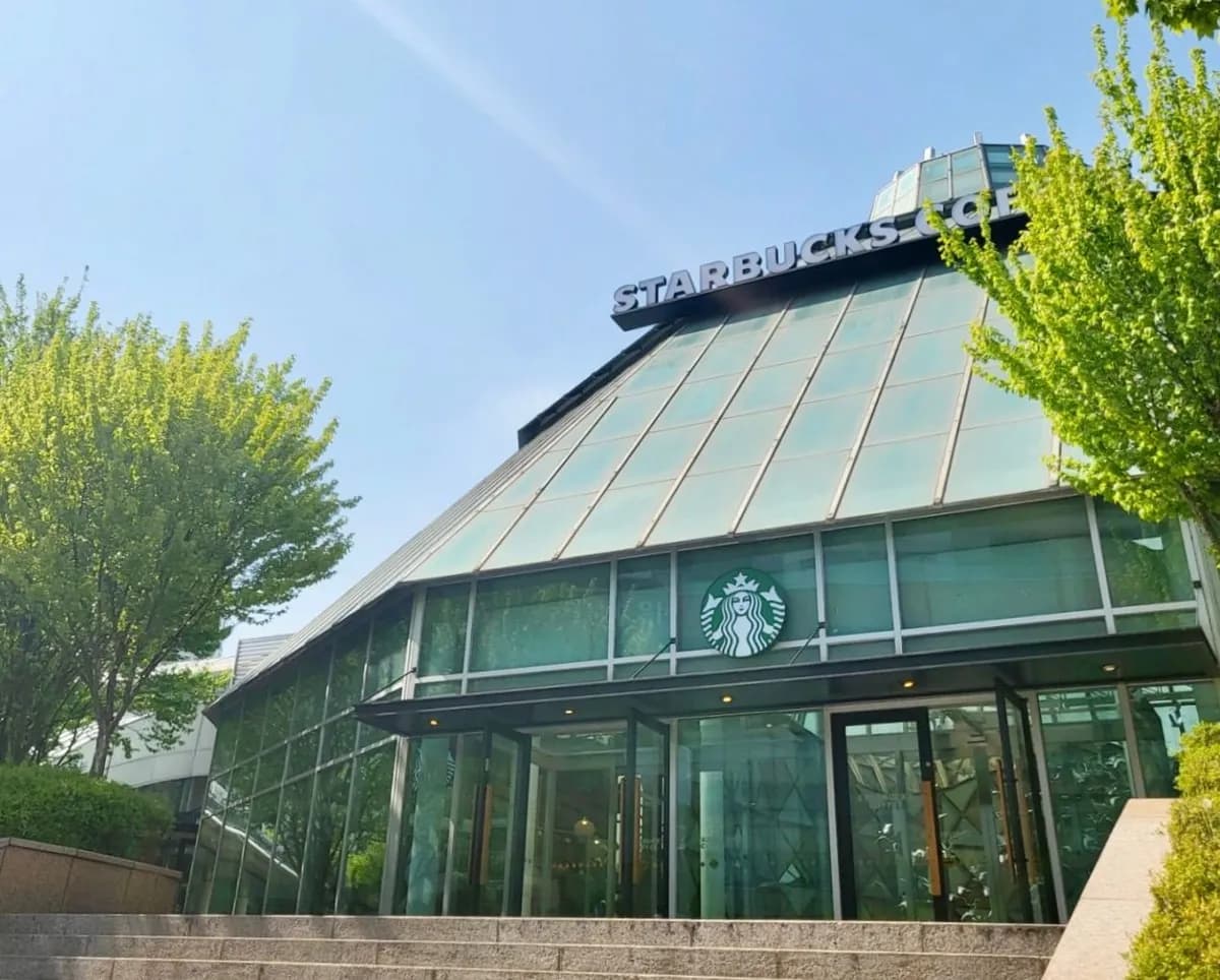 高速ターミナル駅やロッテ百貨店と繋がっている便利な立地