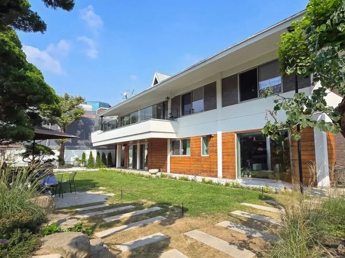 洋風の住宅をカフェにリモデリング