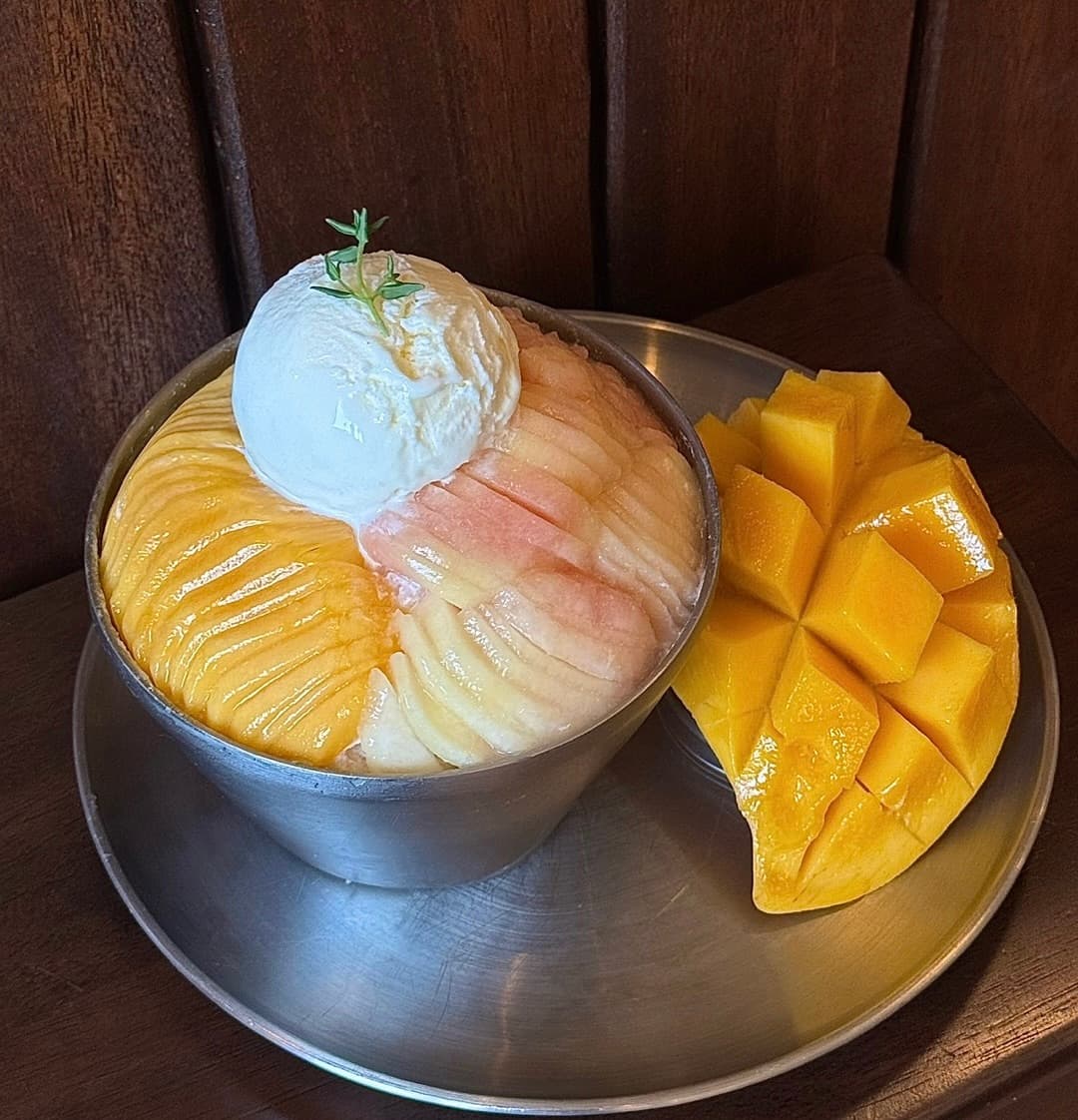 半々かき氷(生桃、生マンゴー)かき氷