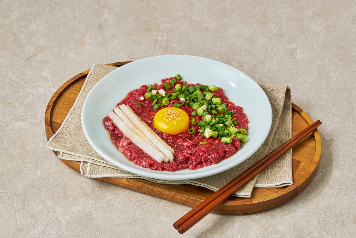 サービスで楽しめる「ウウォルソコプチャン」の味付けにんにくユッケ