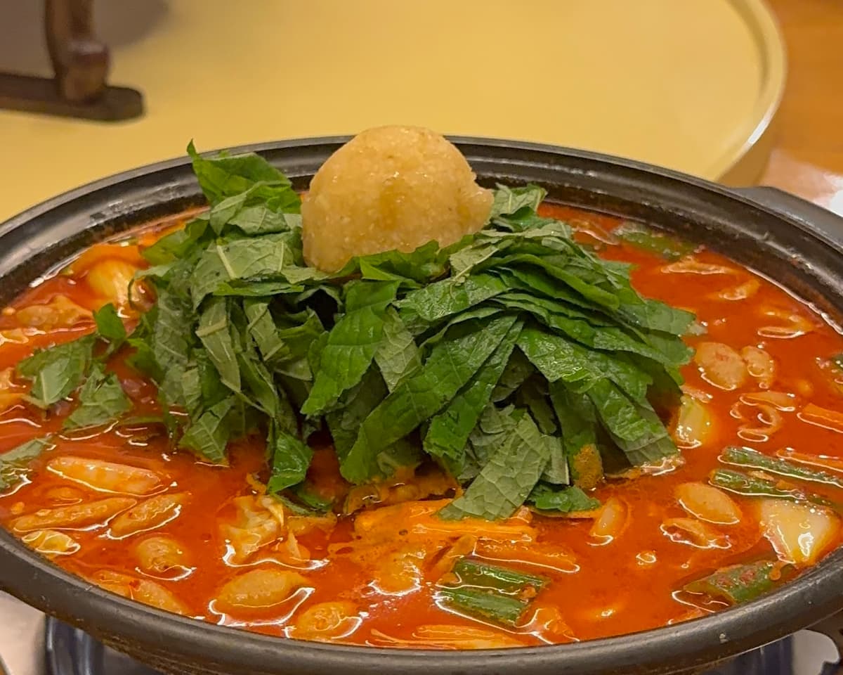 ヨネジャンの看板メニュー『豚ホルモン鍋』