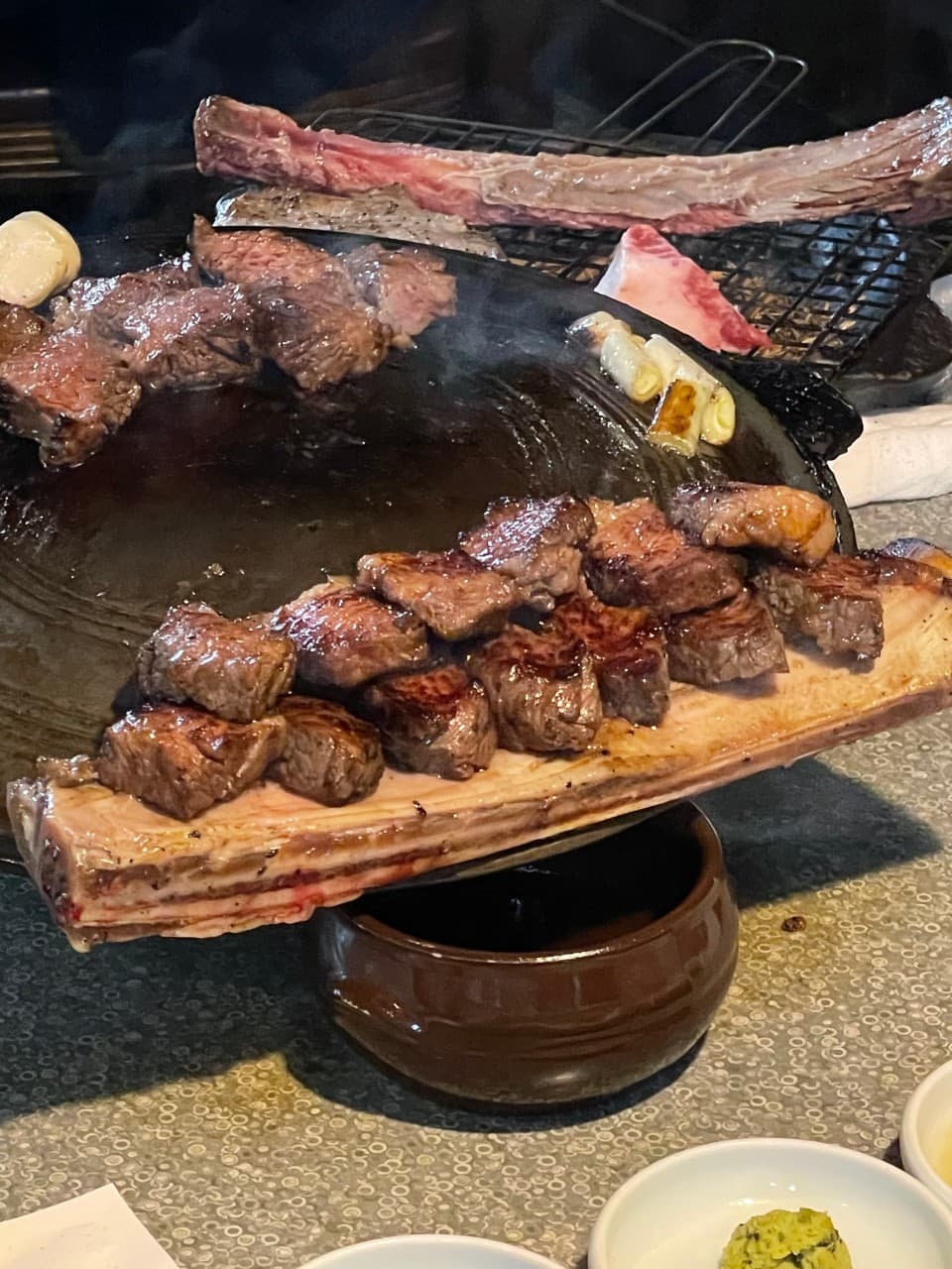 「藁焼き」した香ばしい特大骨付き牛カルビ