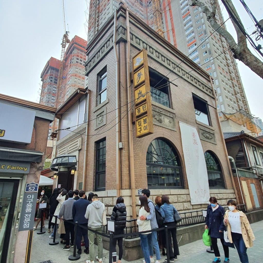 超がつくほどの人気店なので開店前からウェイティングも