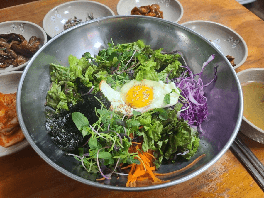 韓国の女性に人気なのが「新鮮野菜ビビンバ」