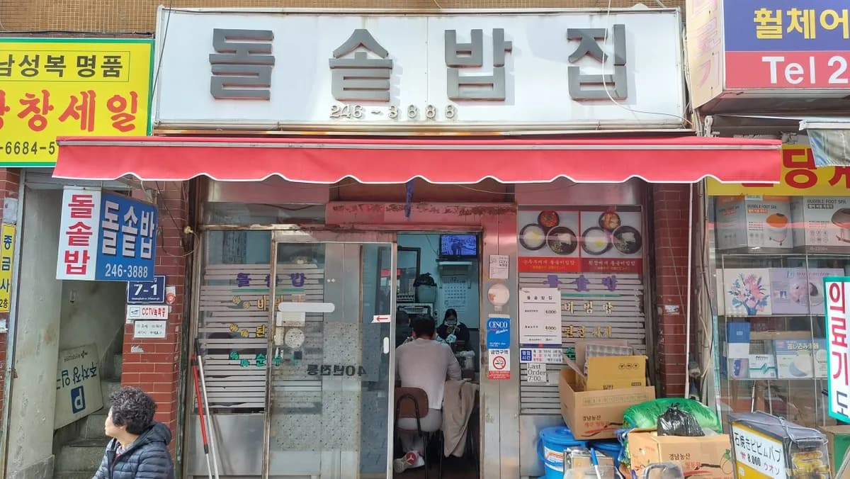 ランチタイムは特に混みあう