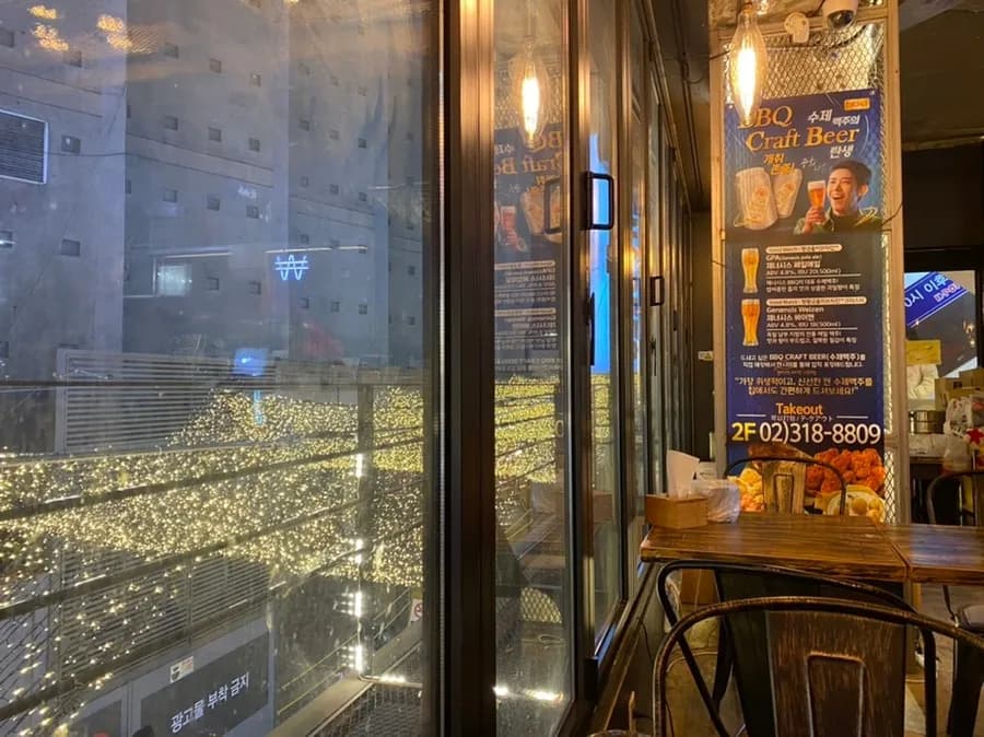 活気溢れるスタイリッシュな店内