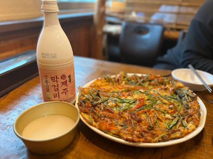 「海鮮チヂミ」と「マッコリ」はセットで注文