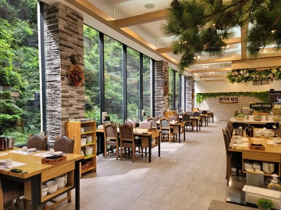 開放感あふれる広々とした店内