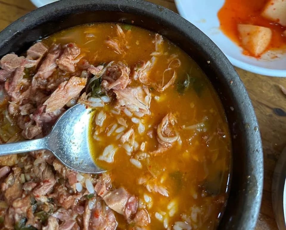 大きな骨付き肉がどっさりと入った「カムジャタン」