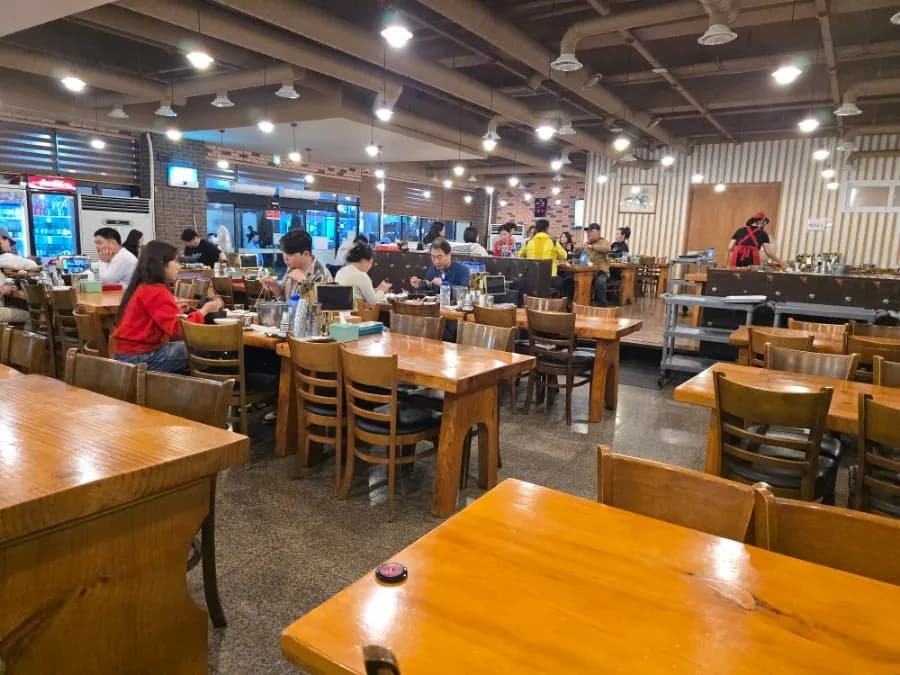 清潔感がある広々とした店内