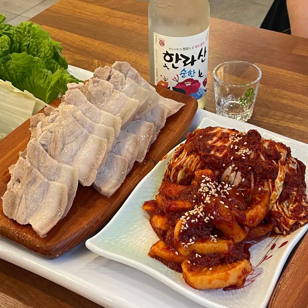 厚切りポッサムはそのまま食べてもよし! 野菜に包んで食べてもよし!