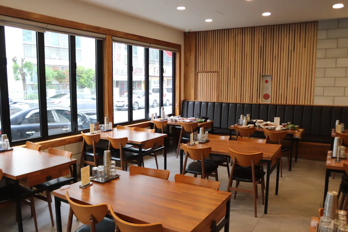 地元の人々から長年愛されるお店