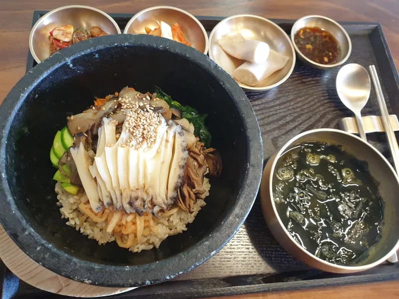 アワビとサザエの石焼ビビンバ