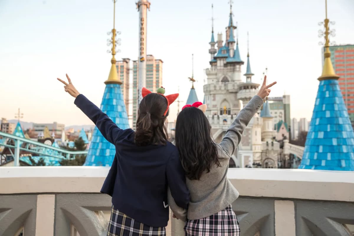 若者たちの定番「制服&カチューシャ」