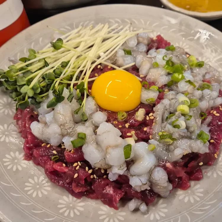 市場名物のユッケが味わえる「ユッケ通り」