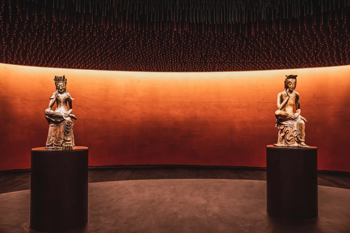 半跏思惟像2体のためだけに用意された空間