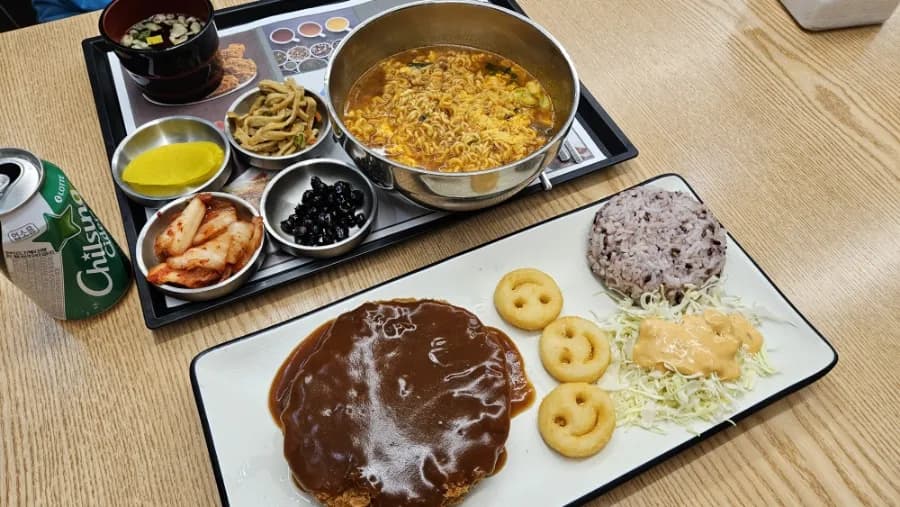 食堂も24時間営業