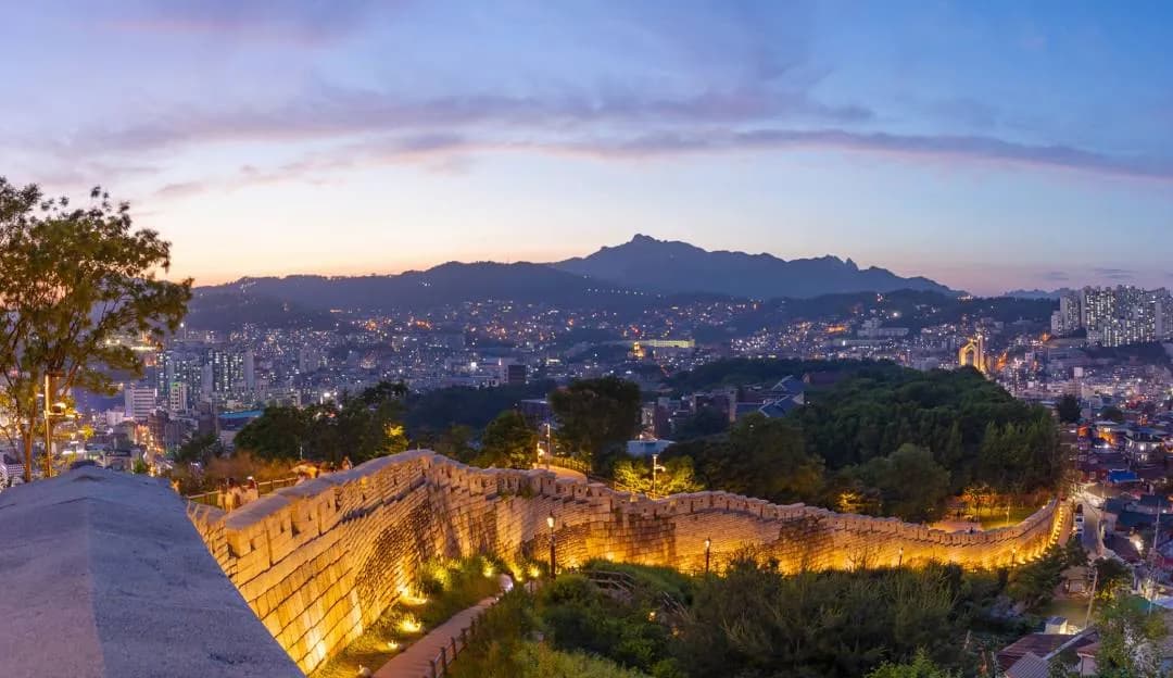 「史跡 第10号」に指定される城壁