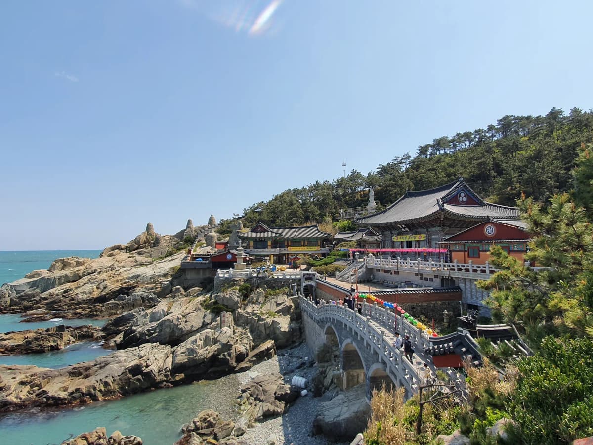 海と奇岩怪石が織りなす絶景を一望できる