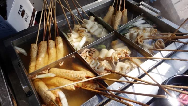 お寺の入口まで続く賑やかな参道