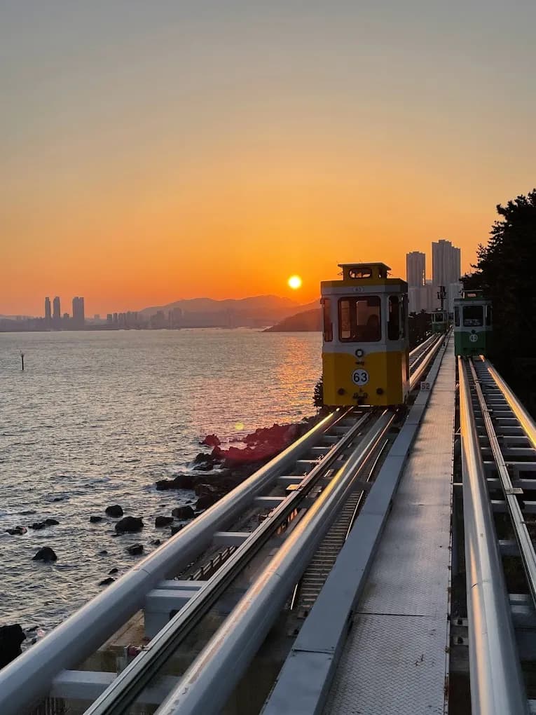 コロコロした車両が魅力 ! 写真映えなら「スカイカプセル」