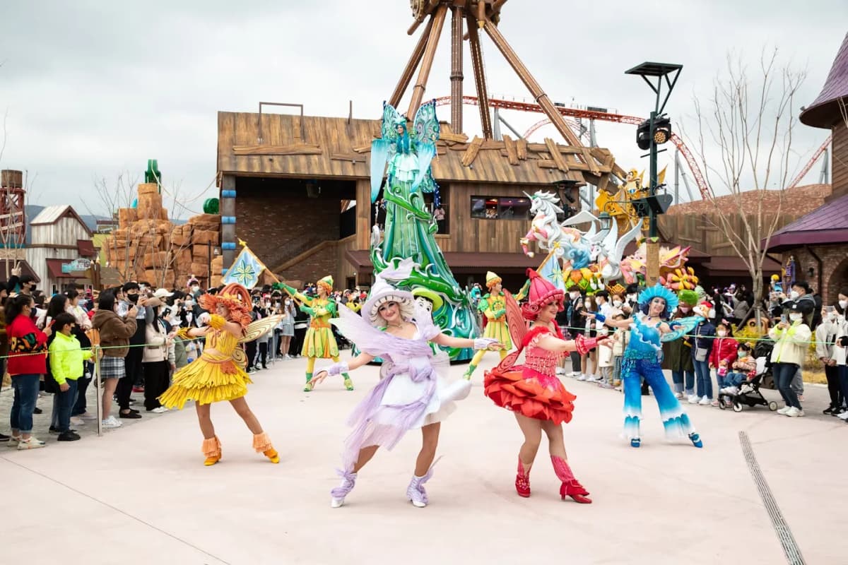 シーズンごとに変わるパレードやストリート公演